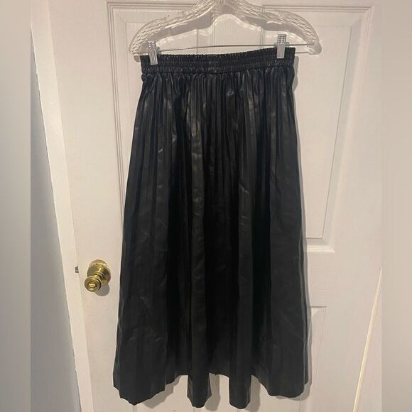 Maxi black vegan leather pleated skirt size medium EUC - Picture 1 of 2